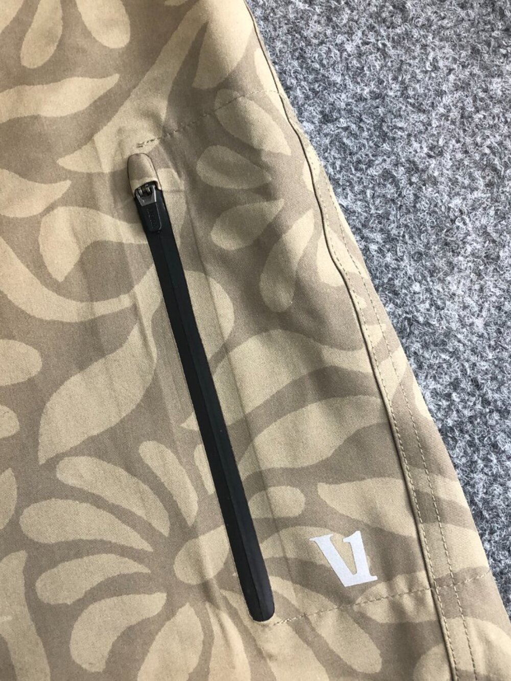 Vuori Infinity Board Shorts Mens 38 Tan Floral Zip Pockets Unlined Swimming - Picture 2 of 9